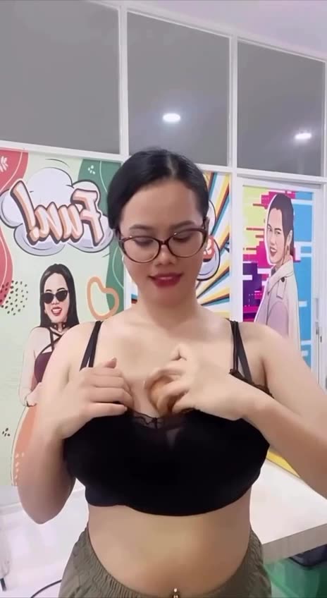 Miss Vika Live Colmek Sampai Squirt Pakai Vibrator