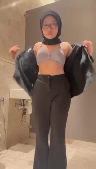 Laras Cewek Cantik Dari Bali Colmek Dan Nyepong